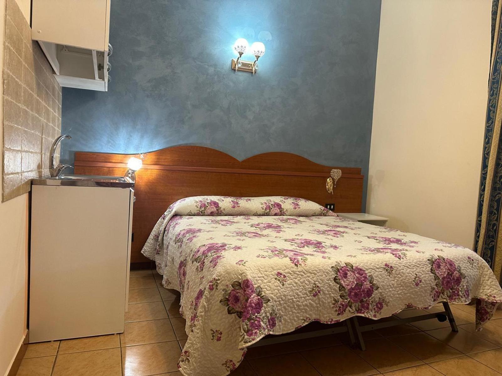 Near Termini Station Hotel Рим Екстериор снимка