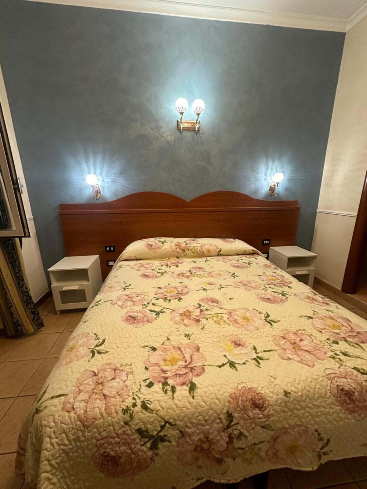 Near Termini Station Hotel Рим Екстериор снимка