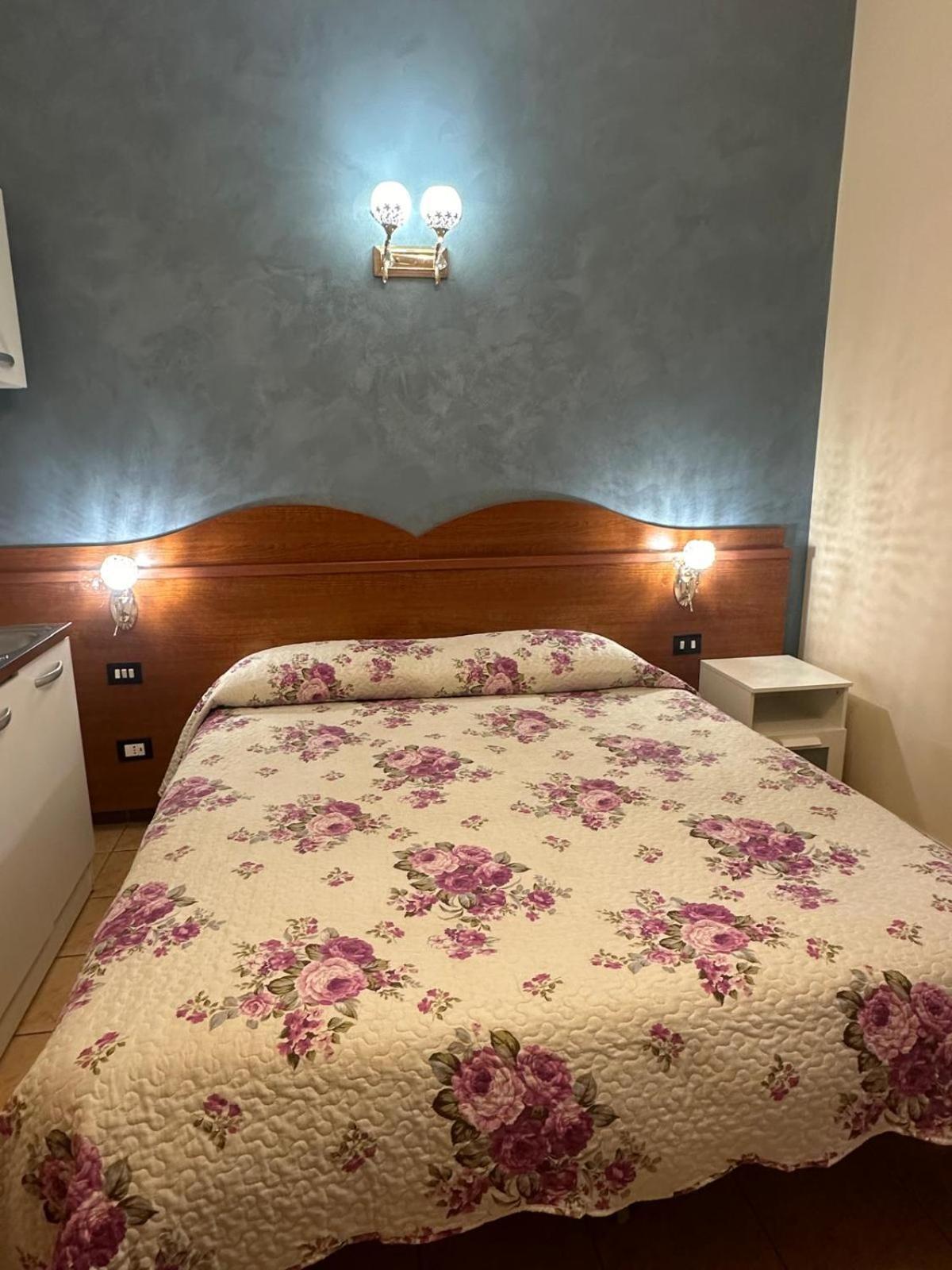 Near Termini Station Hotel Рим Екстериор снимка