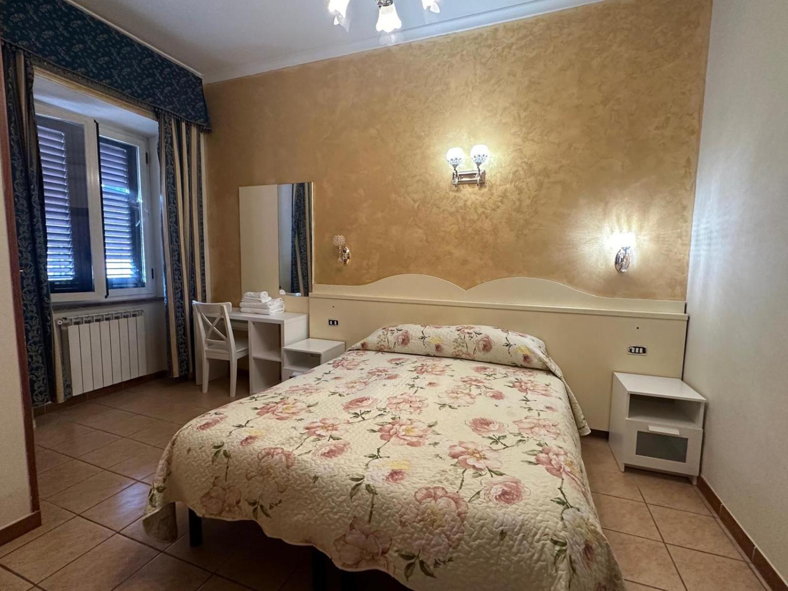 Near Termini Station Hotel Рим Екстериор снимка