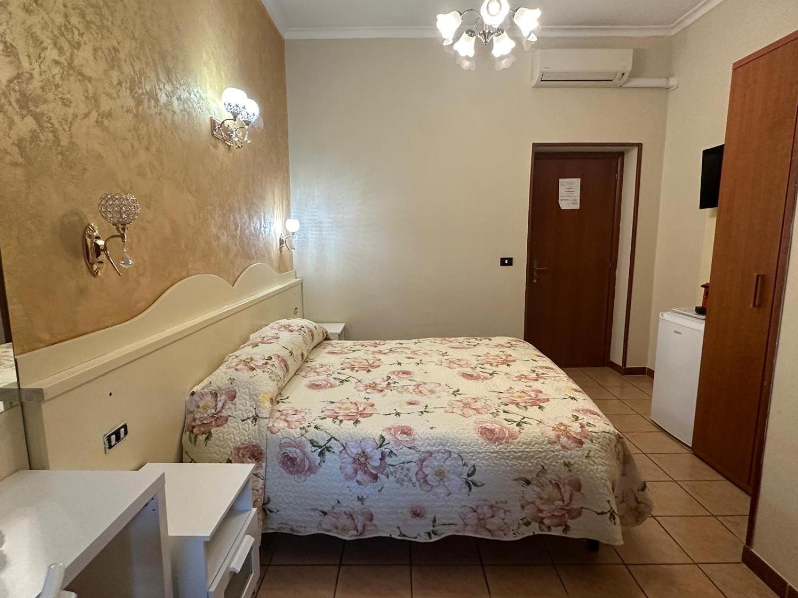 Near Termini Station Hotel Рим Екстериор снимка
