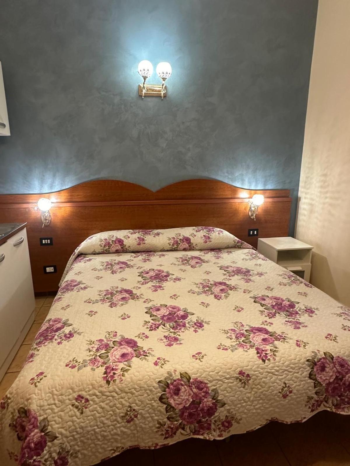 Near Termini Station Hotel Рим Екстериор снимка