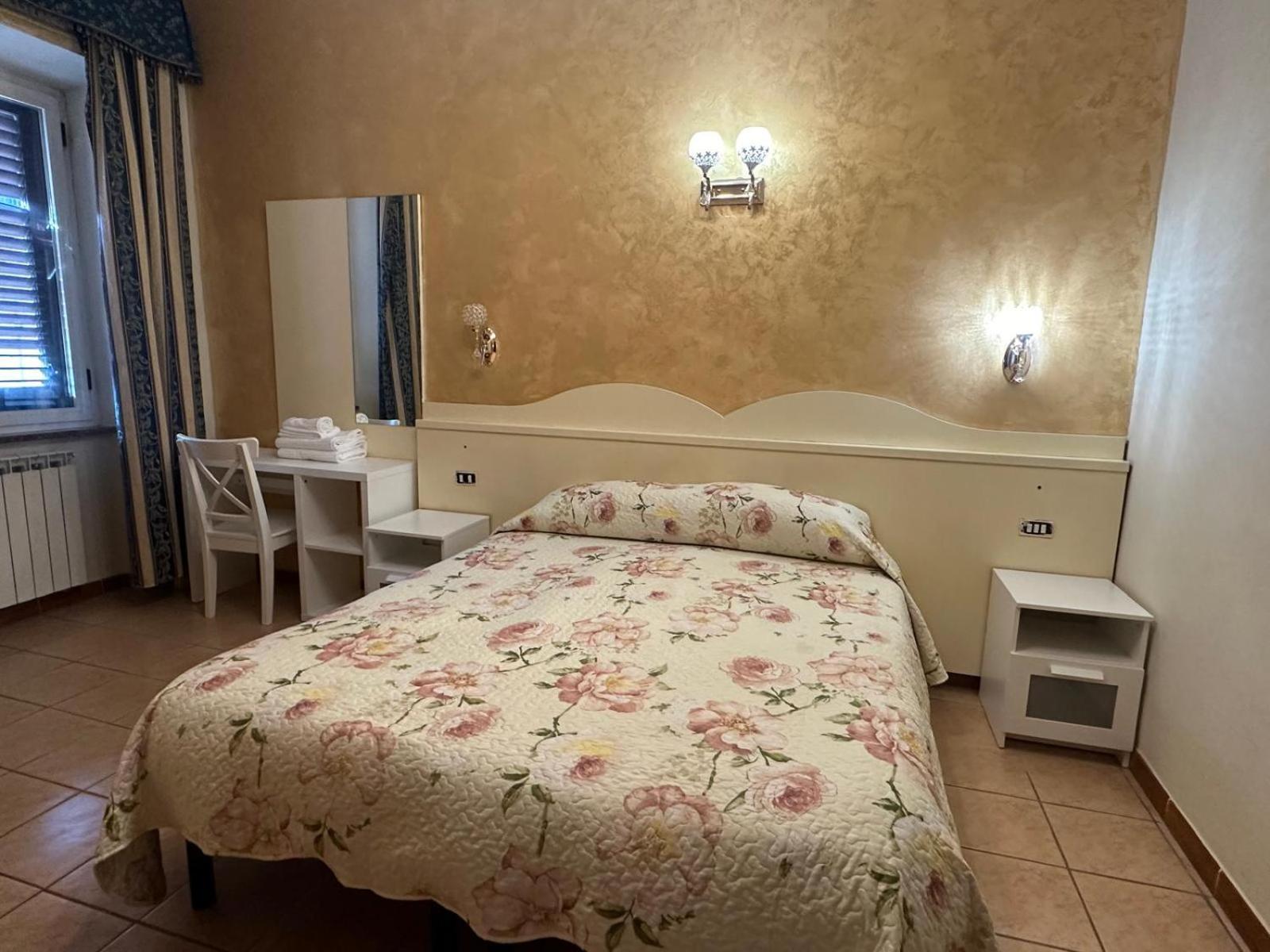 Near Termini Station Hotel Рим Екстериор снимка