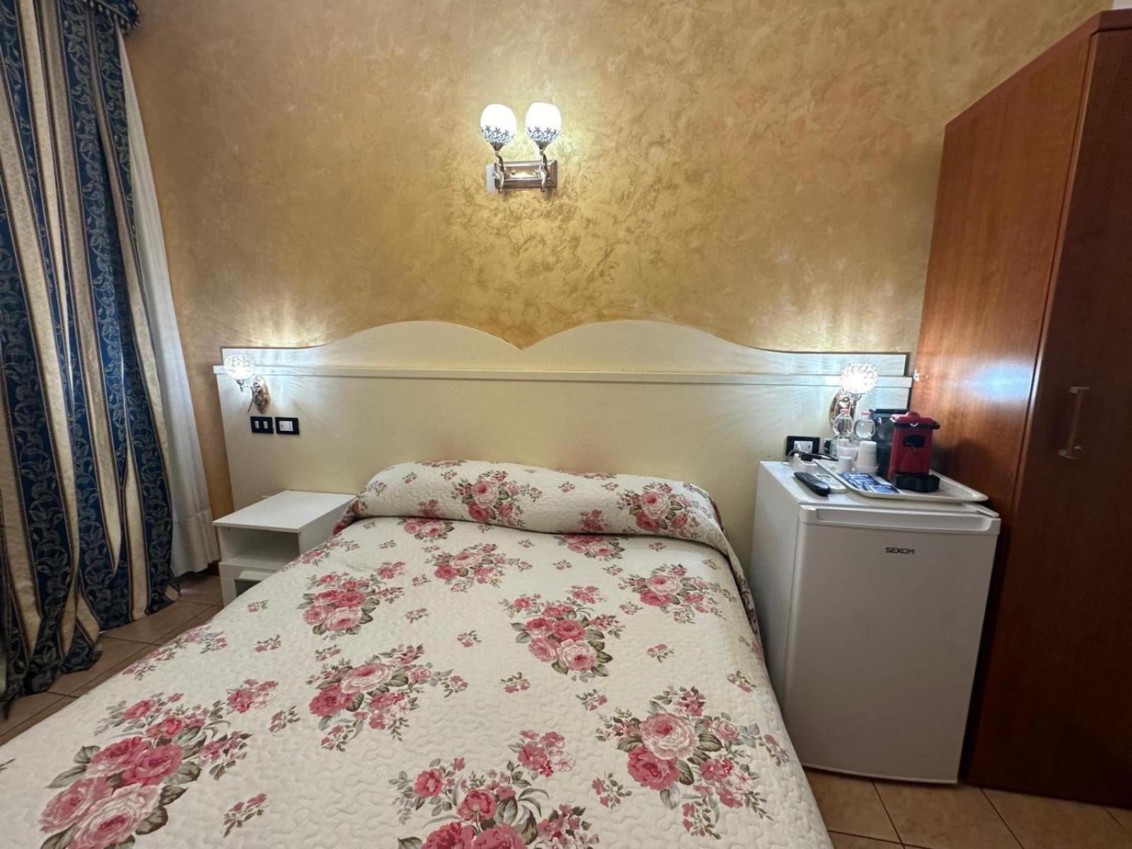 Near Termini Station Hotel Рим Екстериор снимка